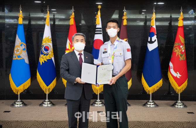 국방장관, 높이뛰기 은메달 우상혁 병장 격려…"스마일 점퍼 응원"