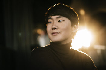 '전석 매진' 조성진 야외 공연, 온라인 실황 중계로 만난다