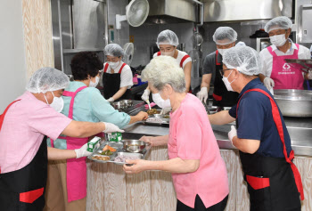 양주시의회, 노인 배식 봉사활동…市 복지정책 점검도