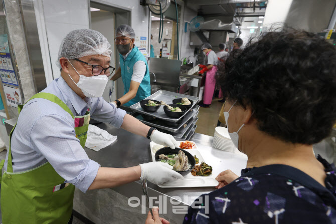 [포토] 배식 봉사하는 최재형 의원