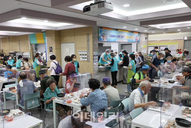 [포토] 삼계탕 나눔 봉사