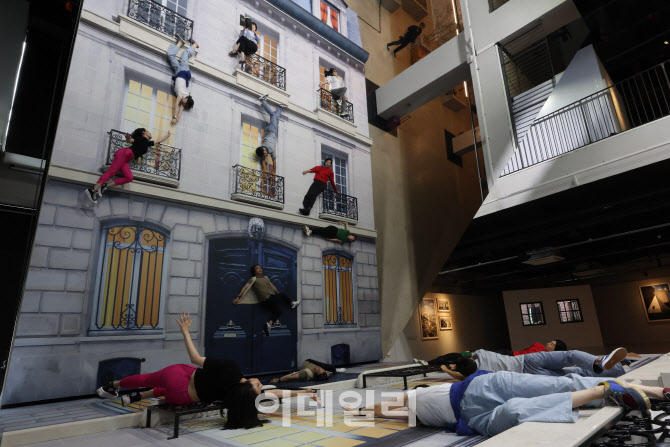 [포토]전시회를 만들어가는 관람객들
