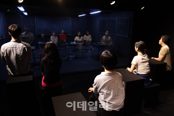 [포토]작품 만들어가는 관람객들