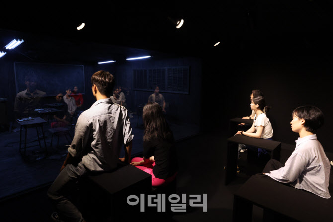 [포토]작품을 만들어가는 관람객들