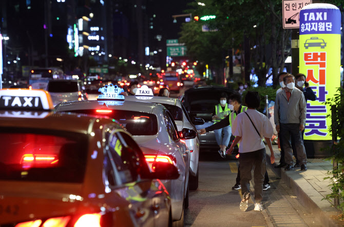 오세훈의 승부수 '택시 리스제', 택시업계 반발에 난항