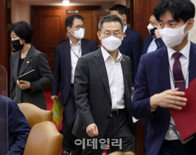 [포토] 국정현안점검회의 참석하는 이종호 장관