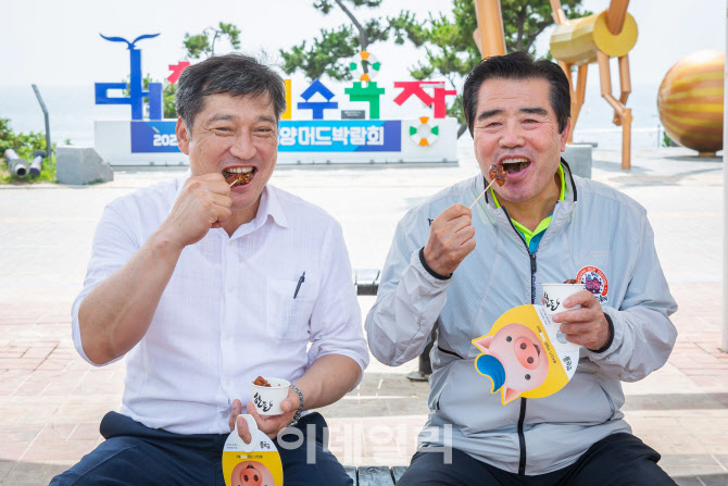 [포토] 한돈 시식하는 손세희 위원장과 김동일 시장