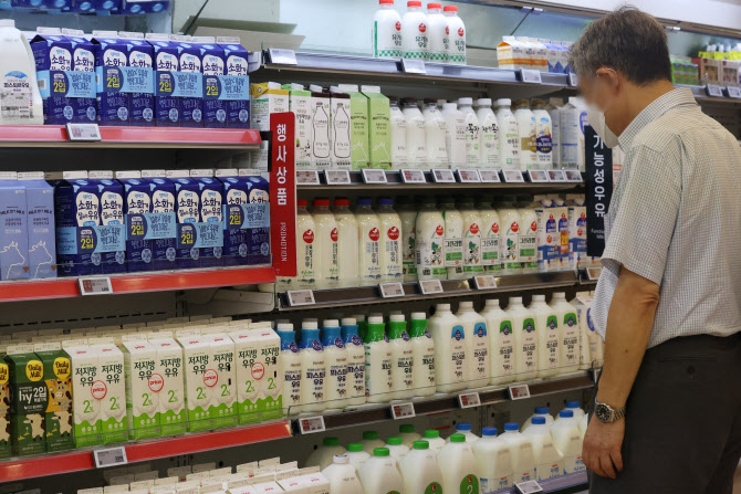 우유 수급 차질 빚나…농식품부 “낙농협회와 제도 개편 협의 잠정 중단”
