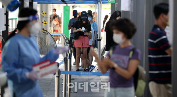[포토]신규확진 7만3589명 '나흘째 감소'