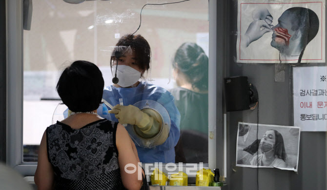 [포토]코로나 신규확진 7만3589명 '나흘째 감소'
