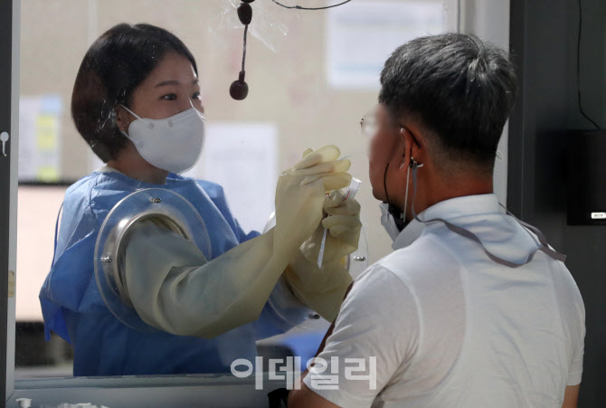 [포토]코로나19 신규확진 7만3589명 '나흘째 감소'
