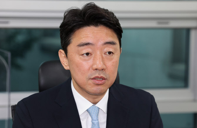 강훈식, 與 지도부 붕괴 "아무도 책임 안 지고 난파선에서 뛰어내려"