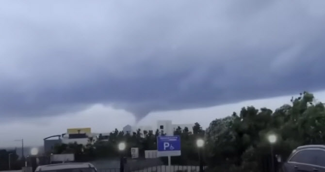[영상] 서귀포 앞바다 용오름…제주엔 태풍 송다 영향 폭우