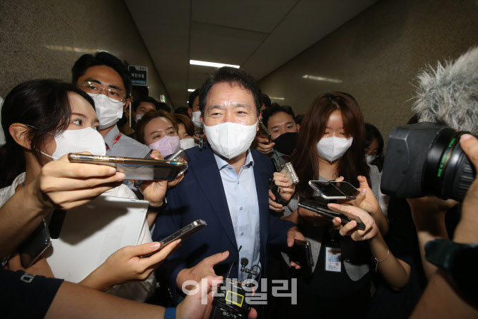 [포토]국민의힘 내홍, '취재진 질문 받는 성일종'