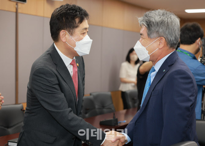 [포토]인사 나누는 김주현 금융위원장-윤종원 기업은행장