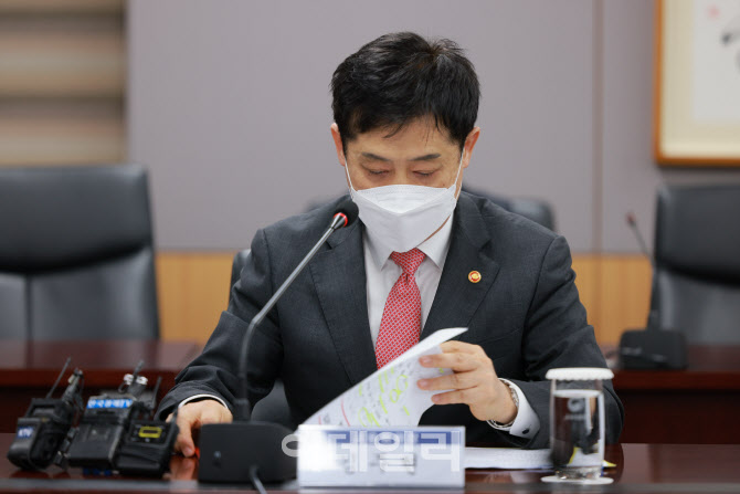 [포토]간담회 앞두고 자료 살피는 김주현 금융위원장