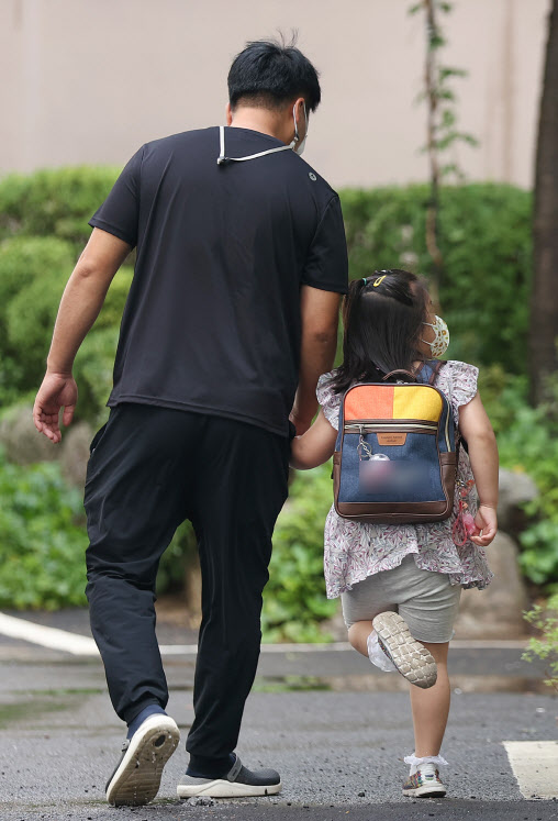 尹정부 '만5세 입학' 추진…초등 교사들에게 물었다