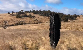 호주 농장 한복판에 '쾅'…3m 높이 금속 덩어리 정체는?