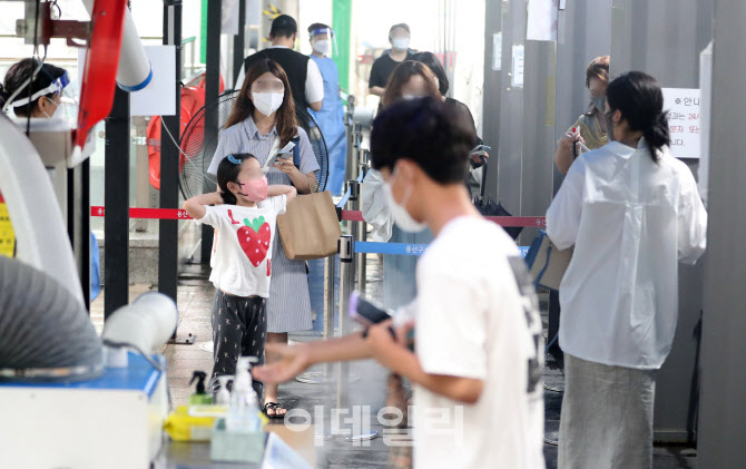 [포토]전국 확진 2천만 명↑.. 정부 거리두기 대신 '표적 방역'