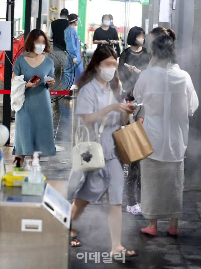 [포토]코로나19 누적 확진자 2천만 명 넘었다…휴가철 이후 폭증 우려