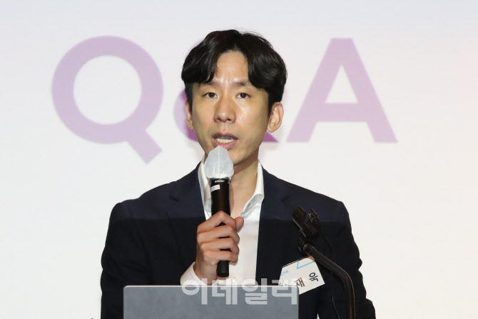 [포토]취재진 질문에 답하는 박재욱 대표