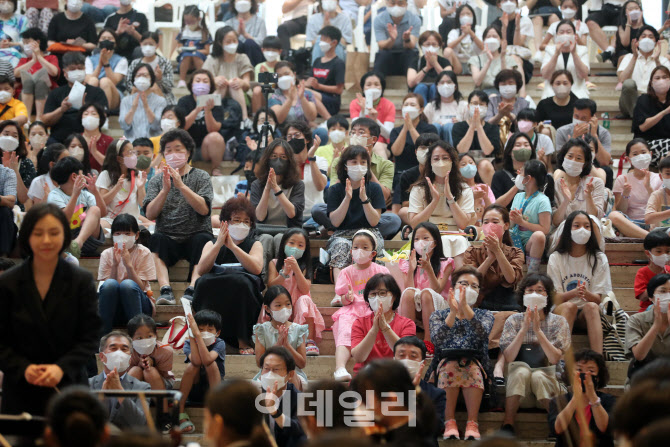 [포토]절로 터져 나오는 박수