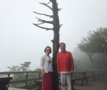 홍준표, 안개 자욱한 덕유산 오른 뒤… “요즘 우리 당 같아”