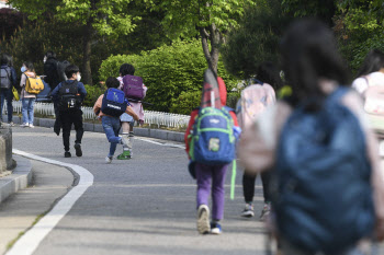 전국 학교 2학기도 정상등교…"선제검사→유증상자 검사"