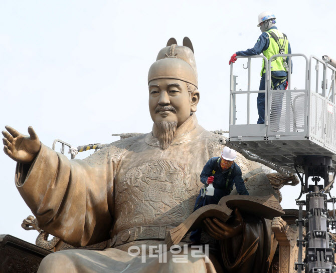 [포토] 광화문 세종대왕 새단장