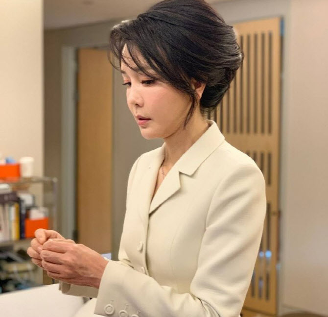 김건희 여사 후원업체, 12억 관저 공사…"격 떨어진다" 野 비판