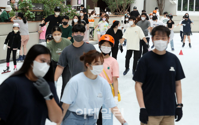 [포토]찾아온 무더위 '아이스링크장 인파 북적'