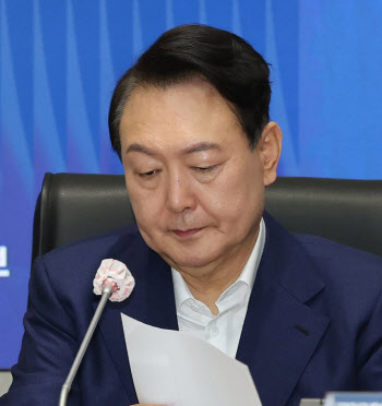 여권의 위기, "윤석열 대통령 책임" 52.9%