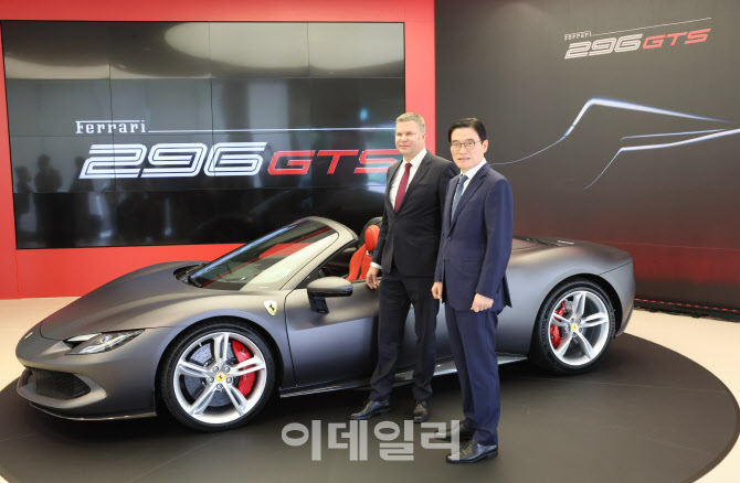 [포토]국내 최초 공개된 페라리 하이브리드 야심작 '296 GTS'