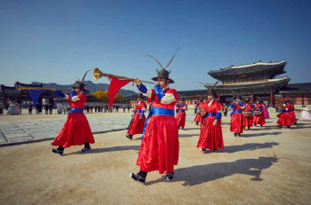 다시 열린 광화문 광장서 '수문장 순라의식' 행사