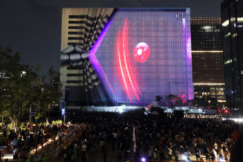 광화문 광장 재개장…KT 사옥서 ‘미디어파사드’ 첫 선