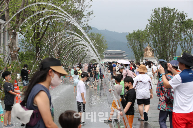 [포토]'시민 품으로 새롭게 돌아온 광화문광장'