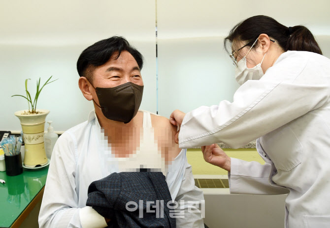 [포토]코로나19 4차 접종받은 김동근 의정부시장 "불안 해소에 총력"