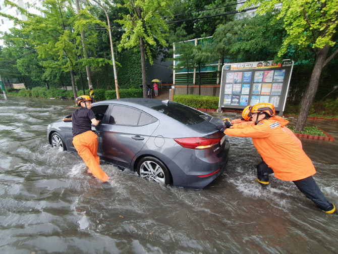 인천 폭우로 도로 침수…“물에 빠진 차 밀어라”