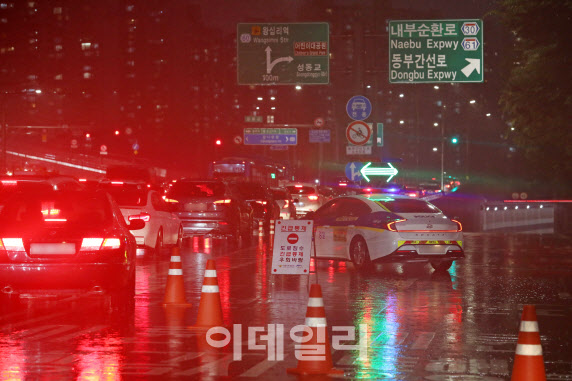 서울 지하철 1호선 침수…‘물폭탄’에 퇴근길 발 동동