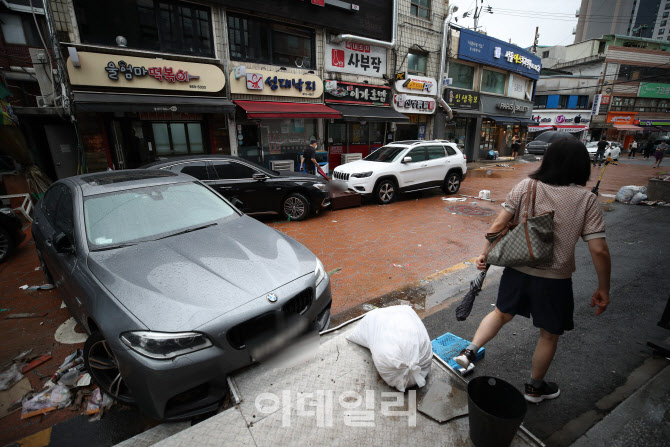 [포토]폭우로 뒤엉킨 차량들