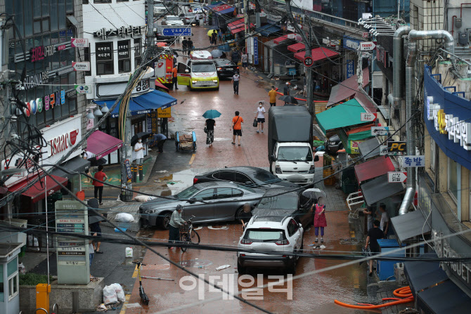 [포토]'전통시장에 뒤엉킨 차량들'