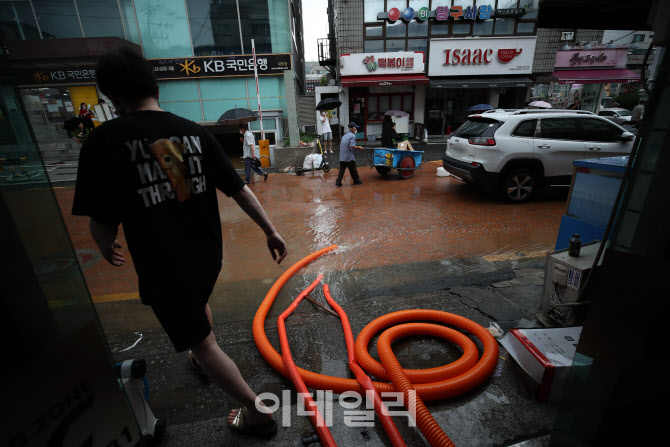 [포토]'침수 피해 복구하는 시민들'