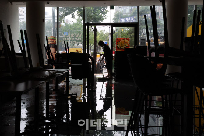 [포토]복구 작업하는 음식점 직원들