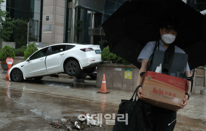[포토]역대급 물폭탄에 침수차 속출