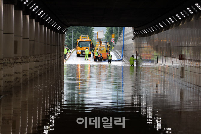 [포토]서울 물폭탄 피해...지하철-주요 도로 침수 잇따라