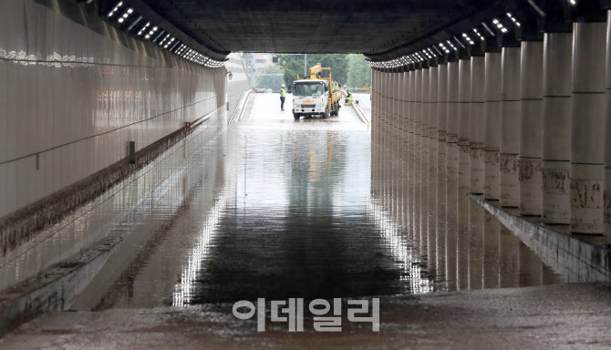 [포토]여의도-강남 출근길 막혔다…'80년만의 폭우'에 직장인들 발동동