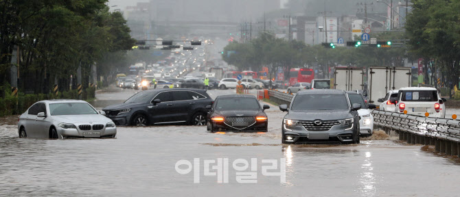 [포토]‘물폭탄’에 출근길 아수라장