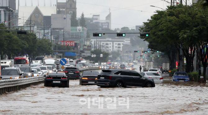 [포토]중부지방 기록적 폭우로 출근길 '비상'