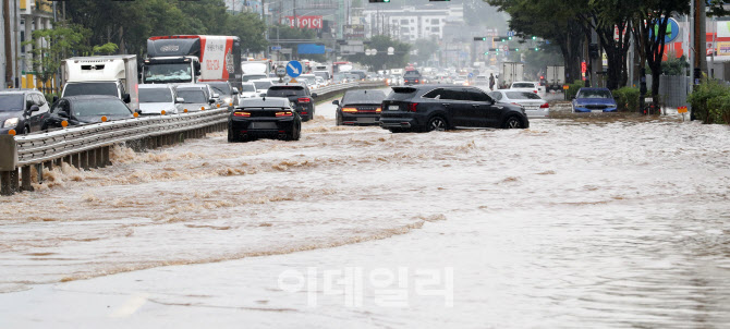 [포토]기상 관측 115년 사상 최대 폭우…한달 장맛비, 하루에 쏟아졌다