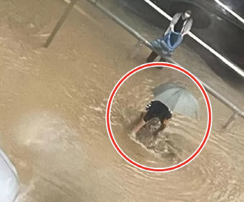 강남역 ‘슈퍼맨’ 이어 의정부 ‘아저씨’… 배수로 뚫고 사라진 영웅